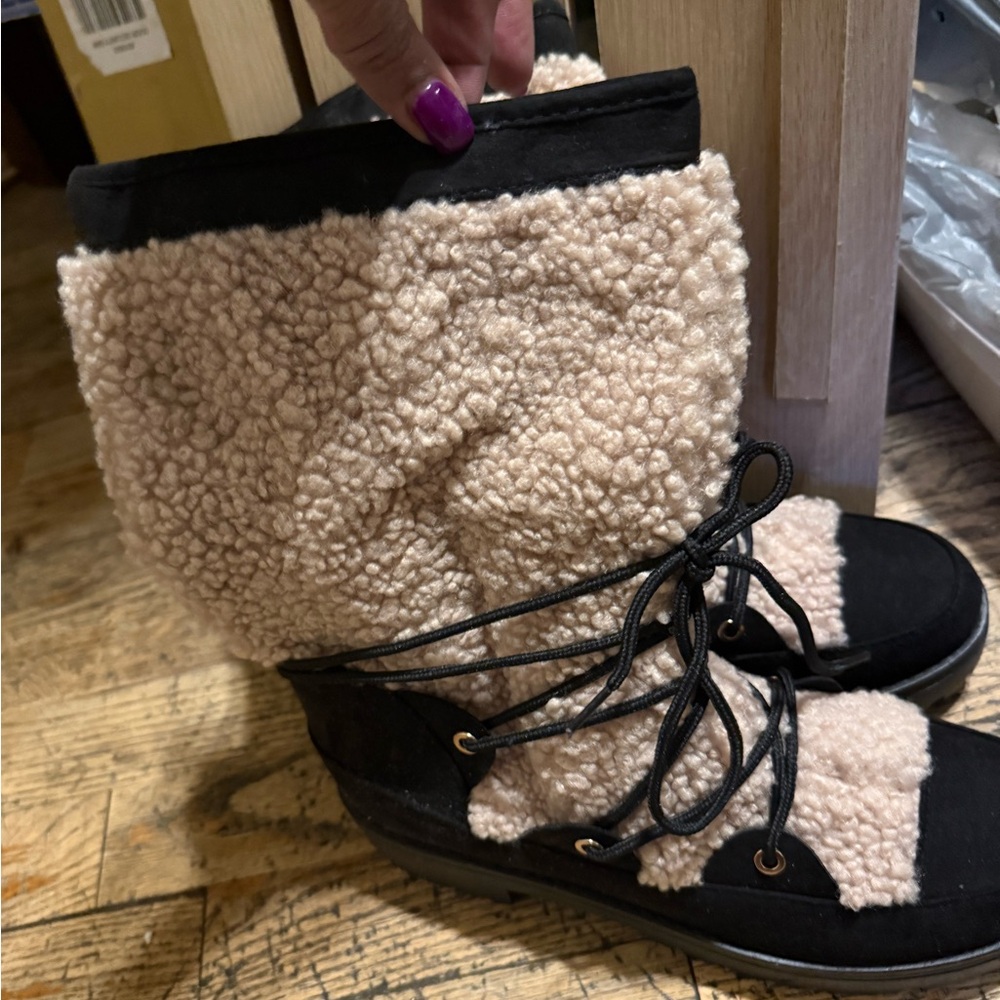 Source Unknown Women's Sherpa Lace-Up Boots in Cream and Black